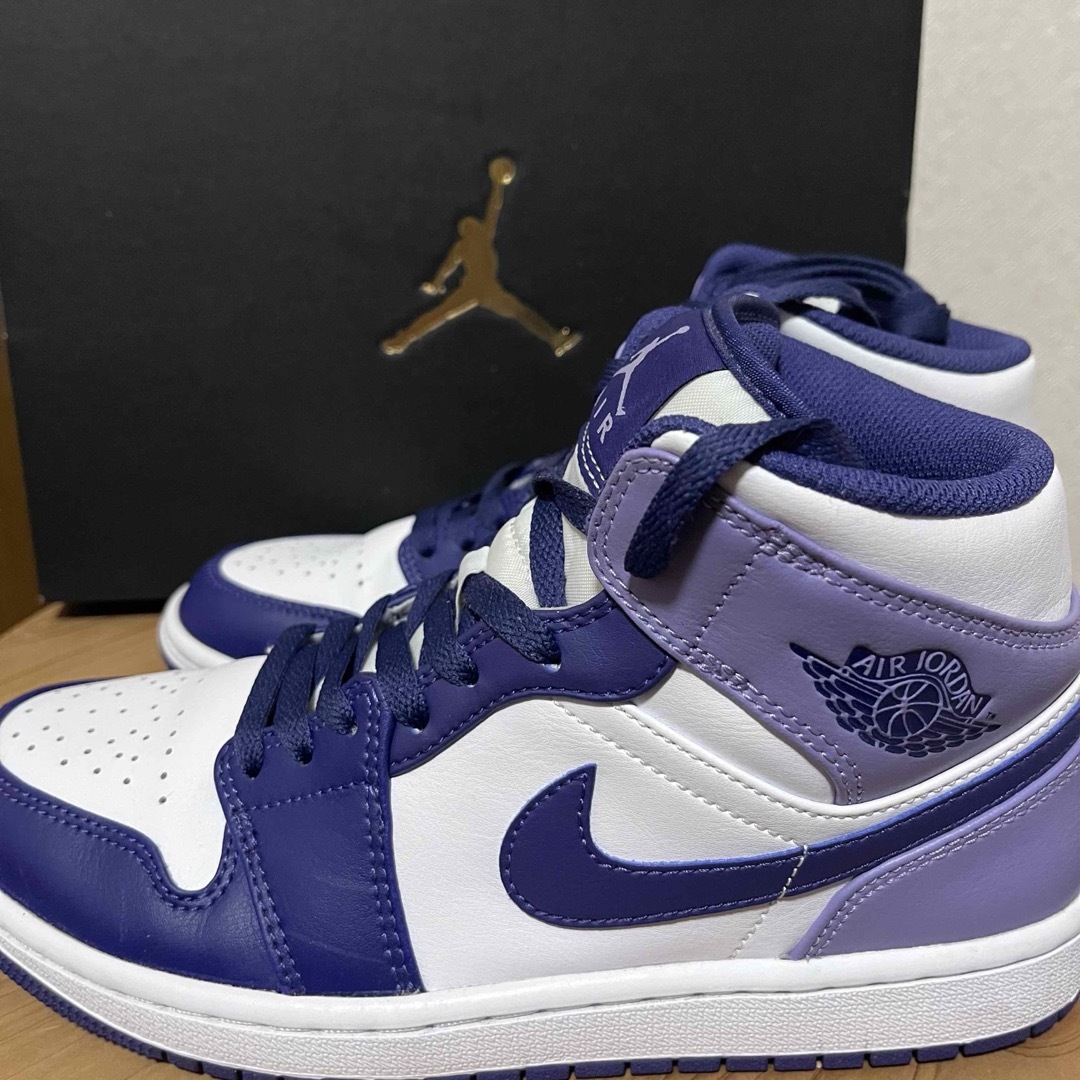 NIKE(ナイキ)のNIKE AIR JORDAN 1 MID  メンズの靴/シューズ(スニーカー)の商品写真