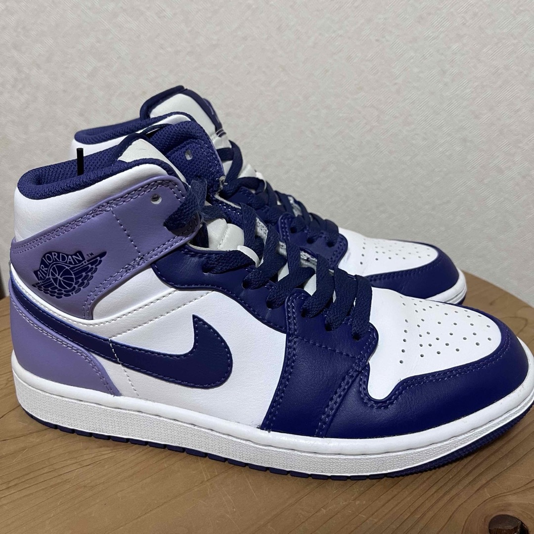 NIKE(ナイキ)のNIKE AIR JORDAN 1 MID  メンズの靴/シューズ(スニーカー)の商品写真