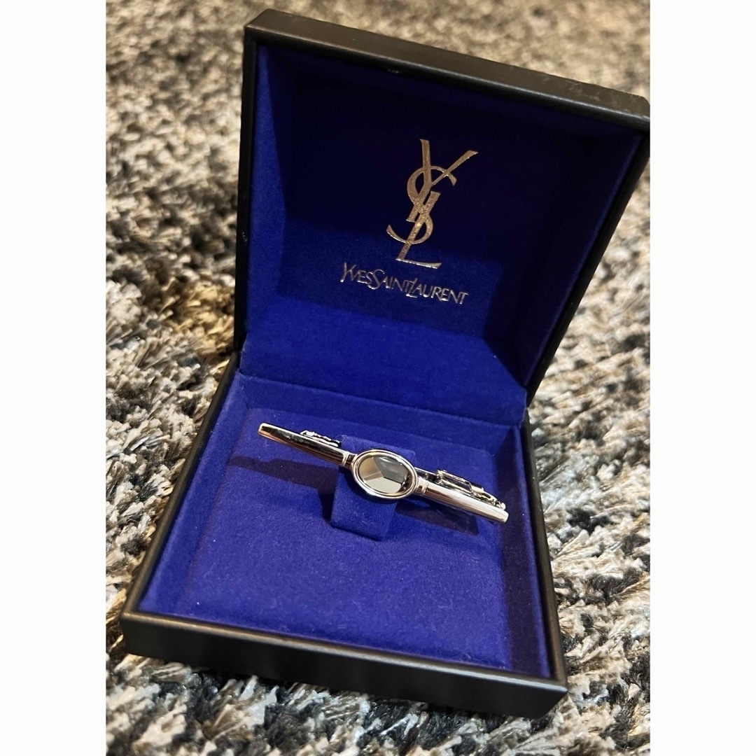 Yves Saint Laurent(イヴサンローラン)の【新品】イブサンローラン＊YSL＊ネクタイピン＊スーツ＊小物＊タイピン＊ケース付 メンズのファッション小物(ネクタイピン)の商品写真