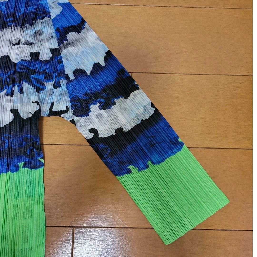 PLEATS PLEASE ISSEY MIYAKE(プリーツプリーズイッセイミヤケ)のプリーツプリーツ 波縞模様 レディースのトップス(シャツ/ブラウス(半袖/袖なし))の商品写真