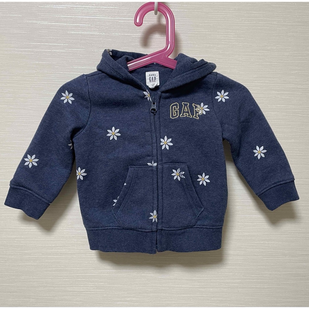 babyGAP(ベビーギャップ)の値下げ！GAP baby  ジップパーカー　サイズ70 キッズ/ベビー/マタニティのベビー服(~85cm)(ジャケット/コート)の商品写真