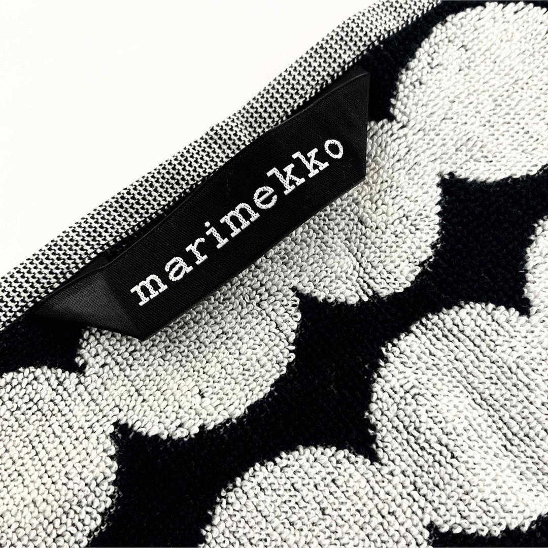 marimekko(マリメッコ)の【新品未使用】marimekko マリメッコ　タオルハンカチ　ラシィマット　黒 レディースのファッション小物(ハンカチ)の商品写真