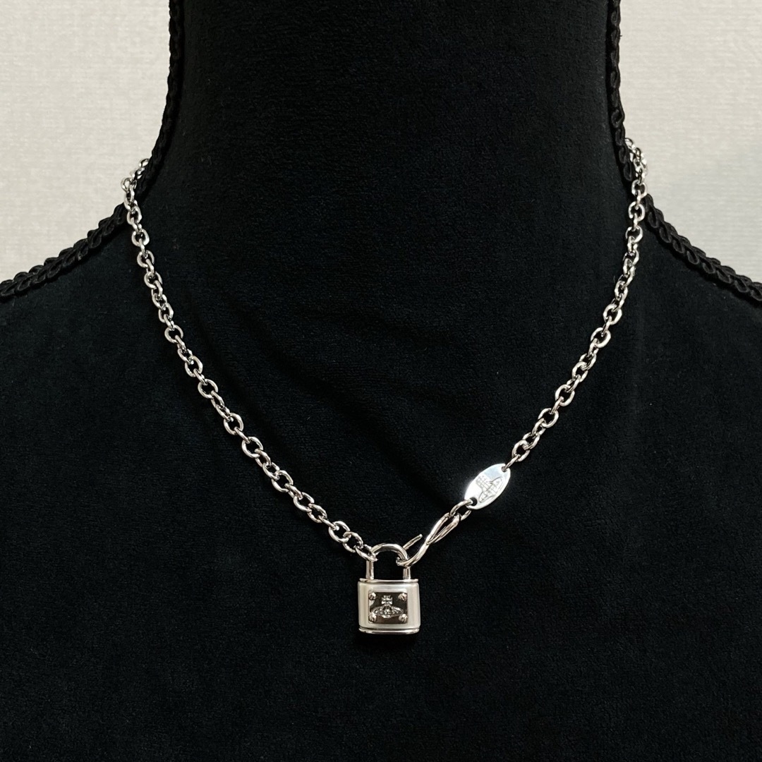 Vivienne Westwood(ヴィヴィアンウエストウッド)のヴィヴィアン　パドロックネックレス　シルバー×ホワイト レディースのアクセサリー(ネックレス)の商品写真