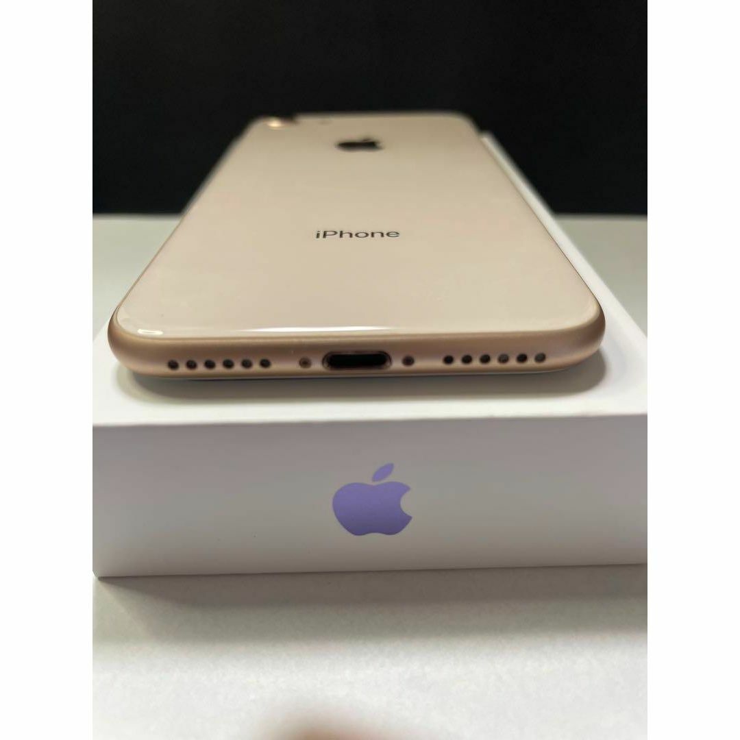 Apple(アップル)のiPhone 8 ゴールド 64GB SIMフリー （Spigen ケース付） スマホ/家電/カメラのスマートフォン/携帯電話(スマートフォン本体)の商品写真