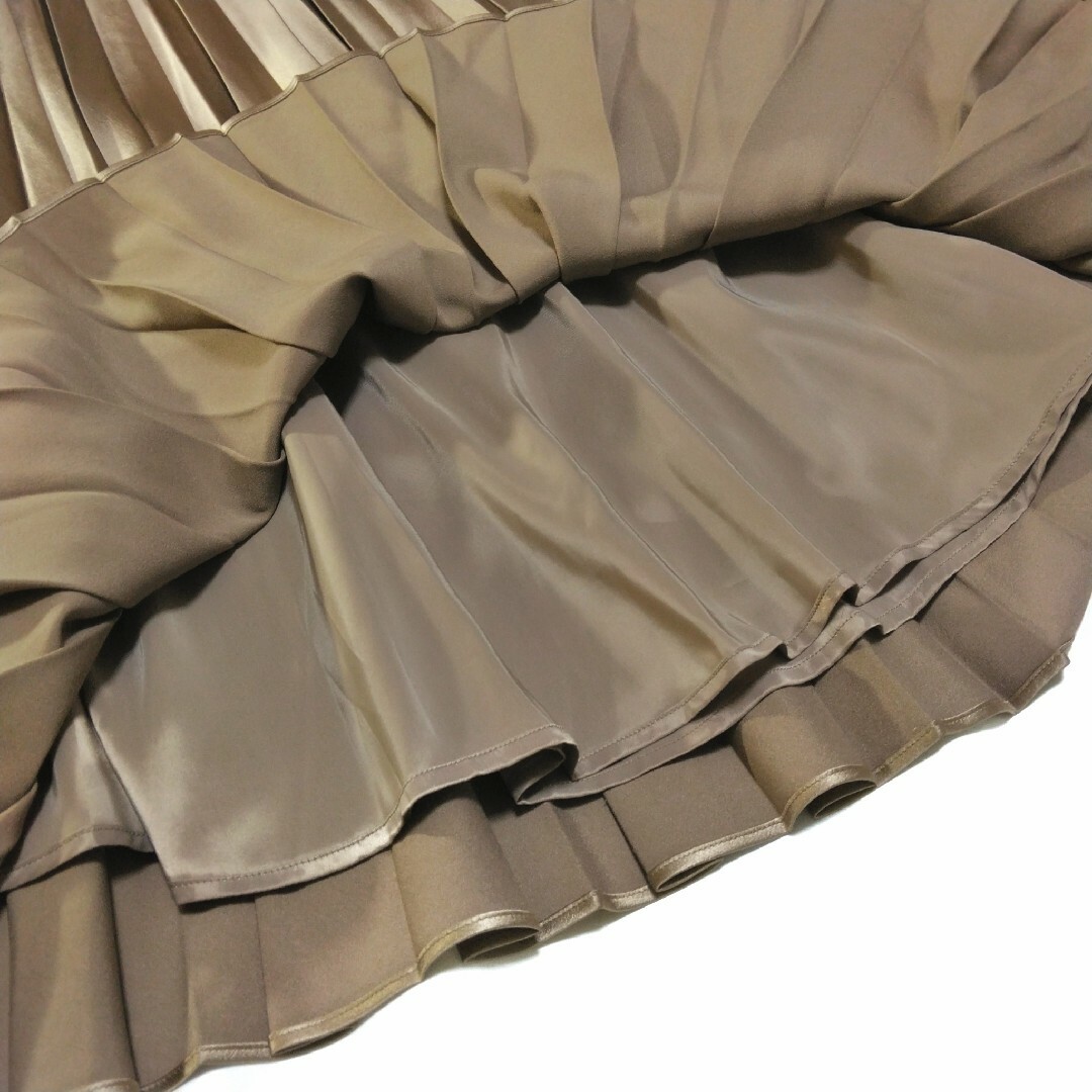BOSCH(ボッシュ)のボッシュ ✿ プリーツ フレア ロングスカート ベージュ ゴールド メタリック レディースのスカート(ロングスカート)の商品写真