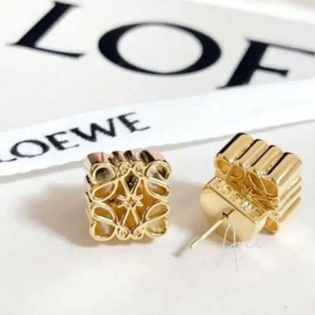 LOEWE(ロエベ)のロゴ　ピアス　アナグラム　ロエベ　新品未使用 レディースのアクセサリー(ピアス)の商品写真