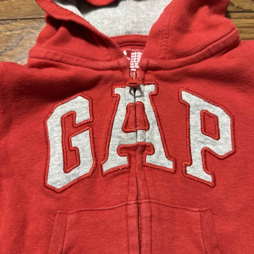 GAP(ギャップ)のGAP ベビー　パーカー　赤 キッズ/ベビー/マタニティのベビー服(~85cm)(ジャケット/コート)の商品写真