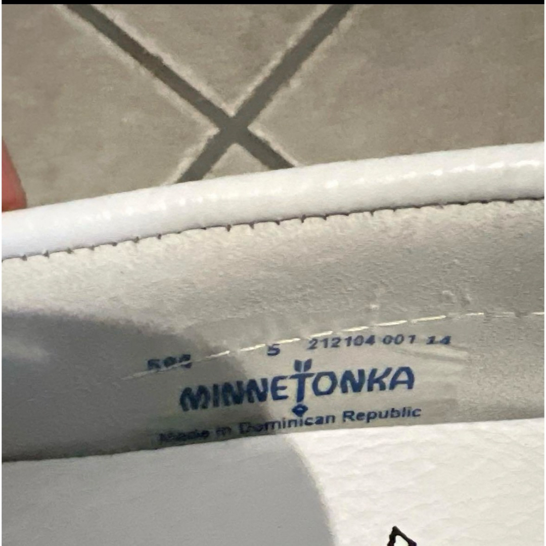 Minnetonka(ミネトンカ)のMINNETONKA ミネトンカ 22cm ホワイト 5 モカシン レディースの靴/シューズ(スリッポン/モカシン)の商品写真