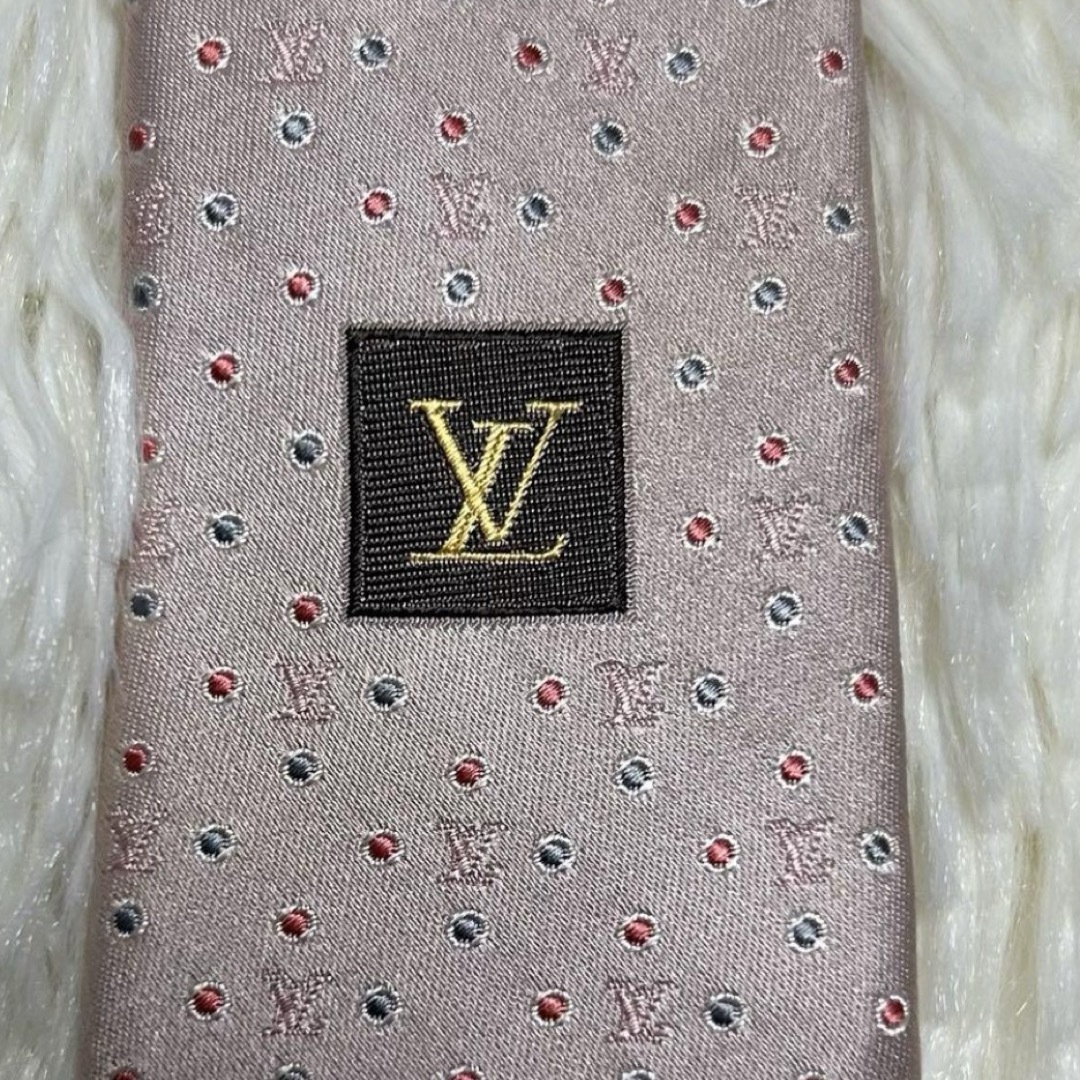 LOUIS VUITTON(ルイヴィトン)の世界最高峰　未使用級　ルイ　ヴィトン  LV ネクタイ メンズのファッション小物(ネクタイ)の商品写真