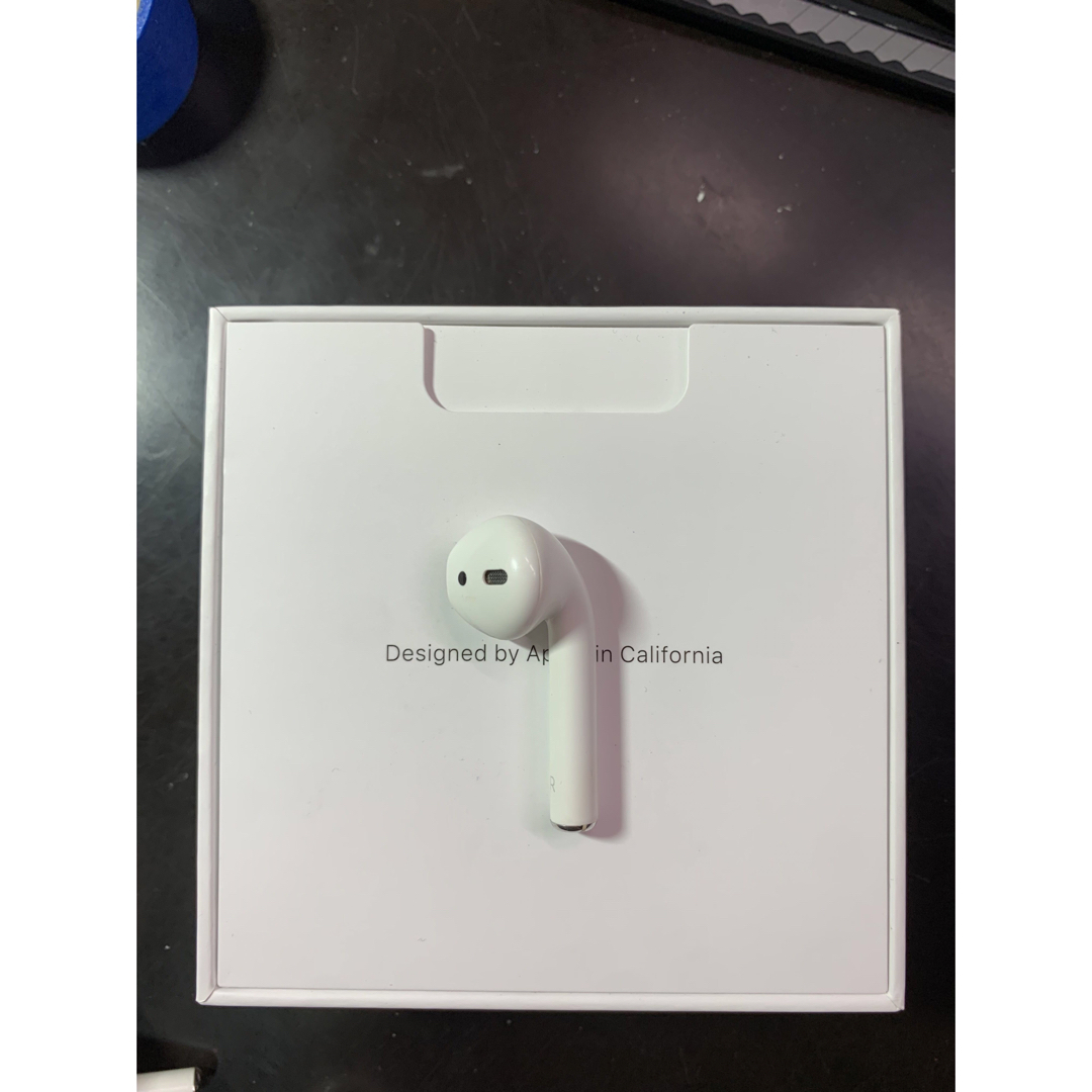 Apple(アップル)のApple AirPods 第1世代　右側　右耳　右 スマホ/家電/カメラのオーディオ機器(ヘッドフォン/イヤフォン)の商品写真