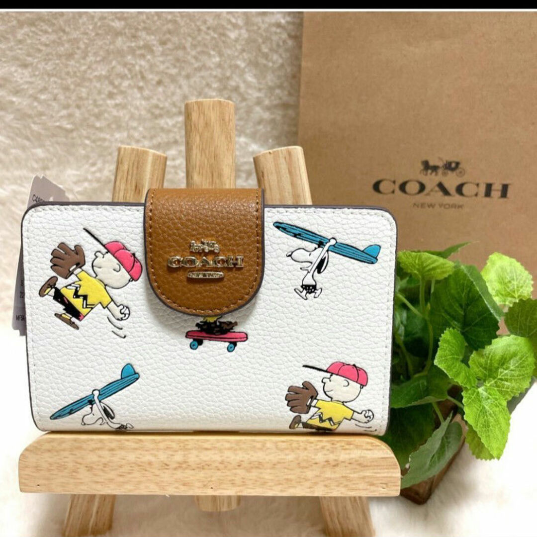 COACH(コーチ)の【新品・未使用】COACH コーチ 折り財布　スヌーピーコラボ　ホワイト メンズのファッション小物(折り財布)の商品写真