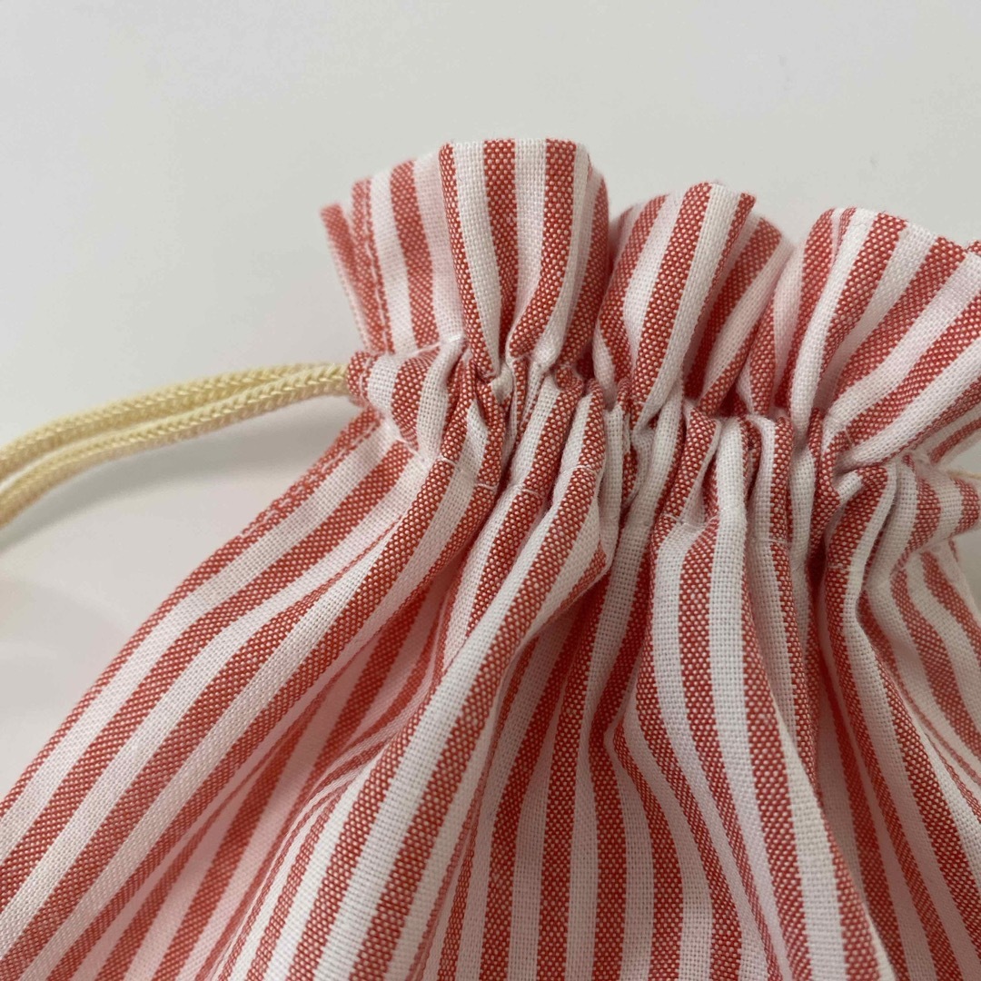 ハンドメイド　巾着袋　コップ袋　赤ポップ　ストライプ　 ハンドメイドのキッズ/ベビー(外出用品)の商品写真