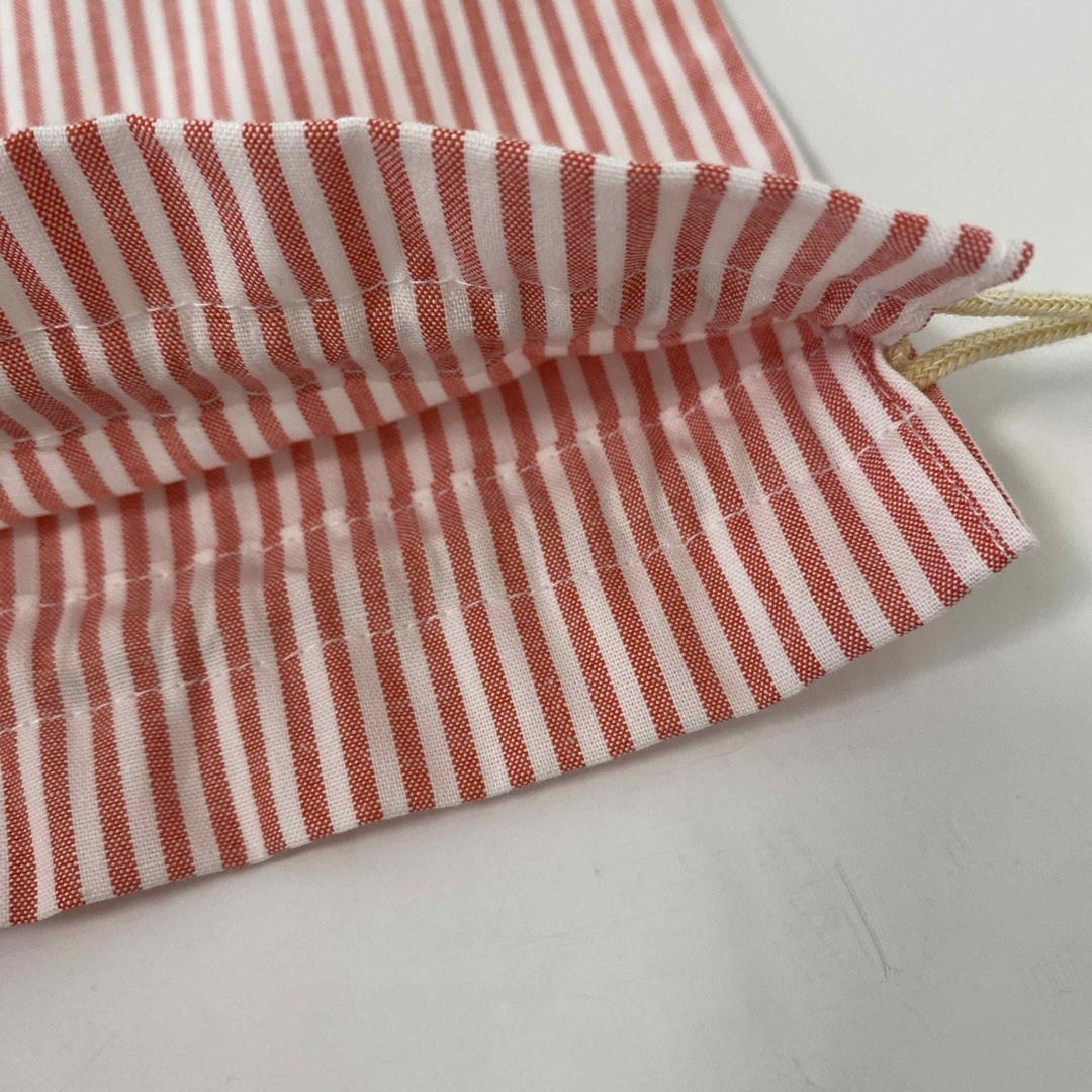ハンドメイド　巾着袋　コップ袋　赤ポップ　ストライプ　 ハンドメイドのキッズ/ベビー(外出用品)の商品写真