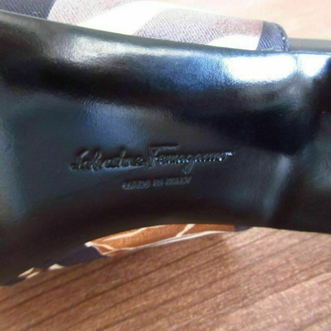 Salvatore Ferragamo(サルヴァトーレフェラガモ)の良品 サルヴァトーレフェラガモ スカーフ柄サテン スリングバック パンプス レディースの靴/シューズ(ハイヒール/パンプス)の商品写真