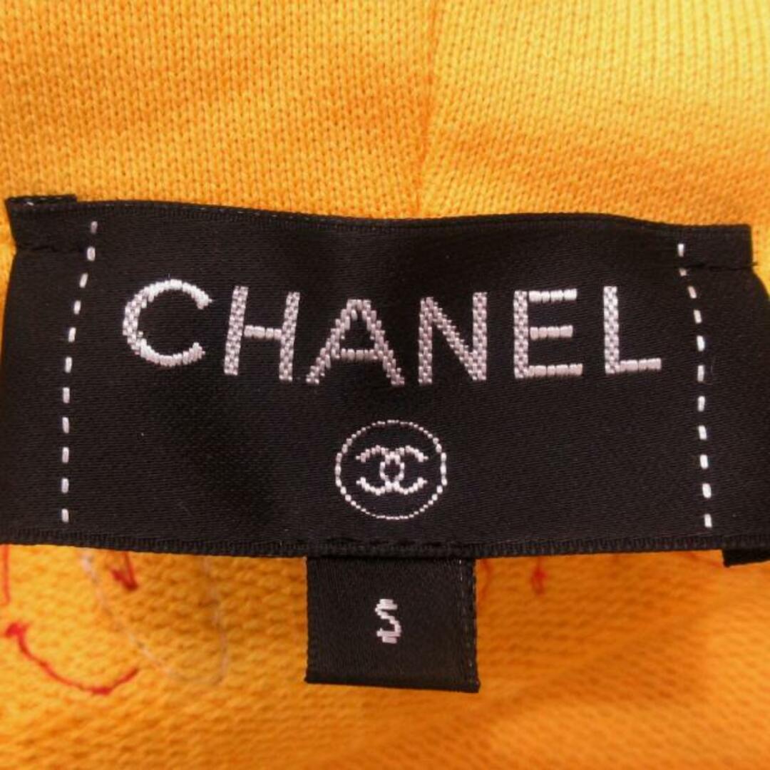 CHANEL(シャネル)のCHANEL(シャネル) パーカー サイズS メンズ - P61050 イエロー×白×マルチ Chanel Pharrellカプセルコレクション/×Pharrell Williams(ファレル ウィリアムズ)/ビジュー・ビーズ刺繍/プルオーバー/長袖//2019年 綿 メンズのトップス(パーカー)の商品写真