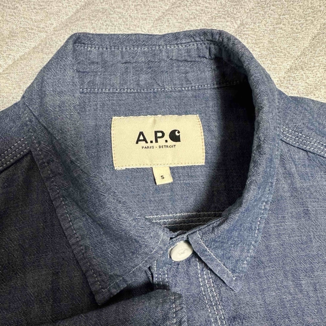 A.P.C(アーペーセー)のAPC CARHARTT アーペーセー カーハート シャンブレーシャツ S メンズのトップス(シャツ)の商品写真