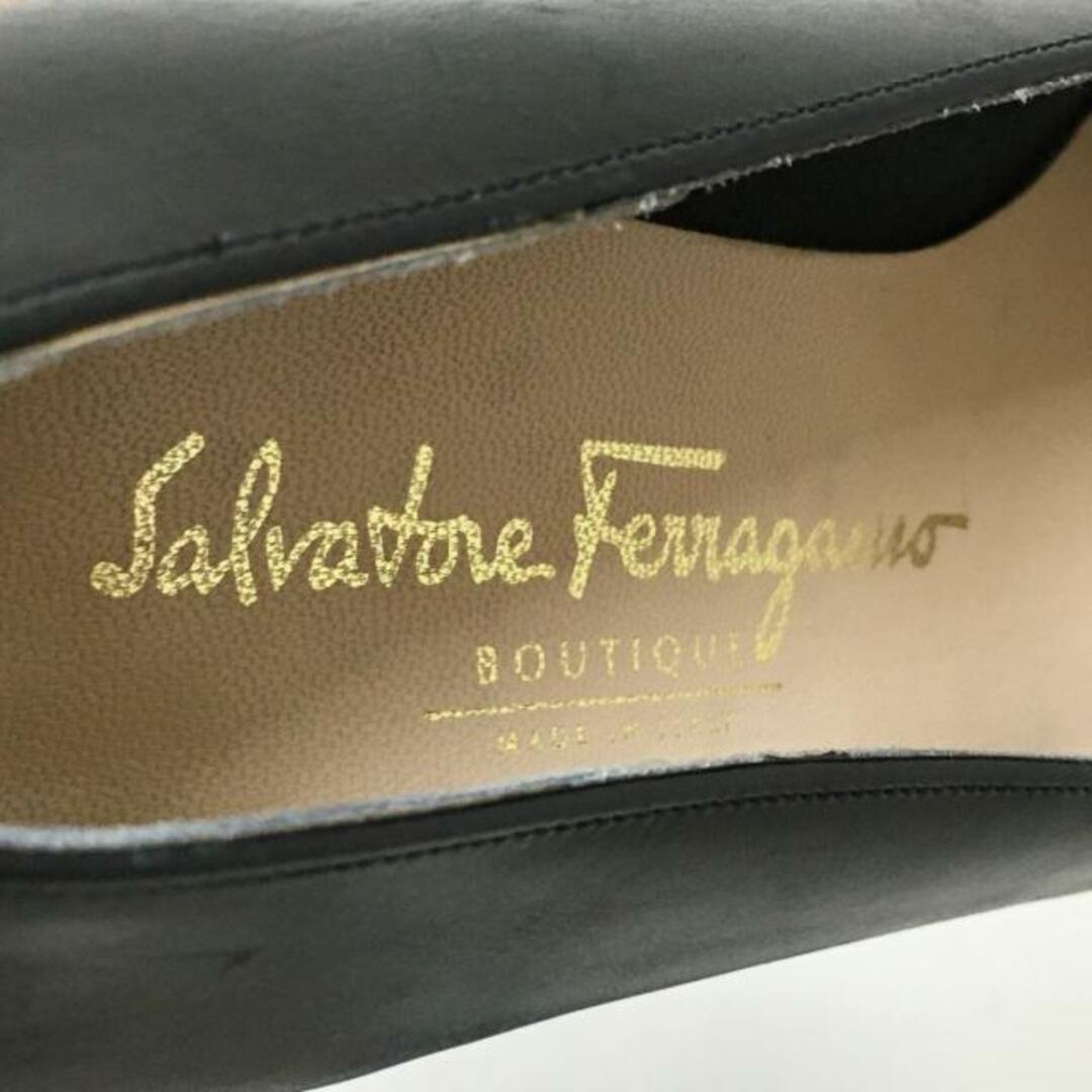 Salvatore Ferragamo(サルヴァトーレフェラガモ)のSalvatoreFerragamo(サルバトーレフェラガモ) パンプス 5 1/2C レディース - 黒×ゴールド ヴァラ/アウトソール張替済 レザー レディースの靴/シューズ(ハイヒール/パンプス)の商品写真