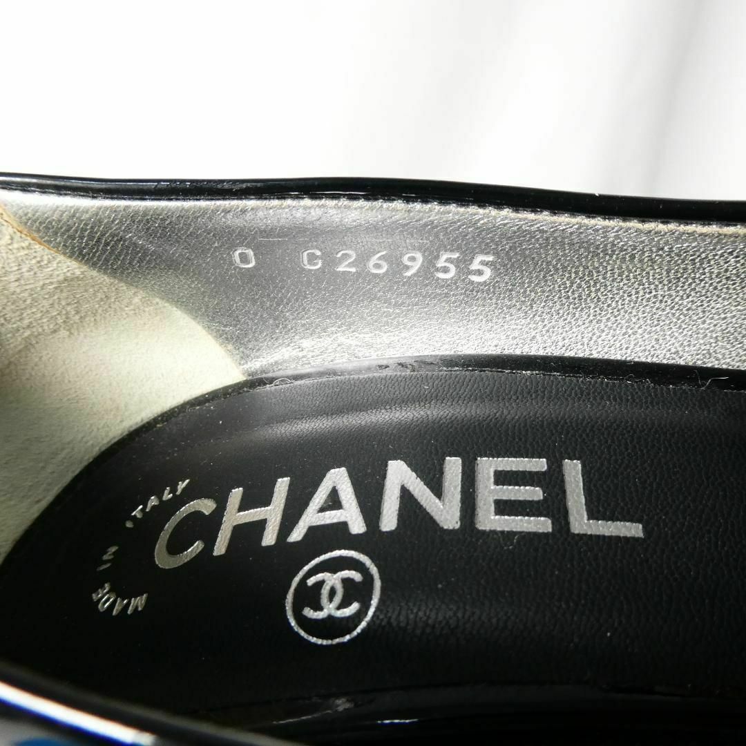 CHANEL(シャネル)の良品 綺麗 CHANEL エナメル オープントゥ チャンキーヒール パンプス レディースの靴/シューズ(ハイヒール/パンプス)の商品写真