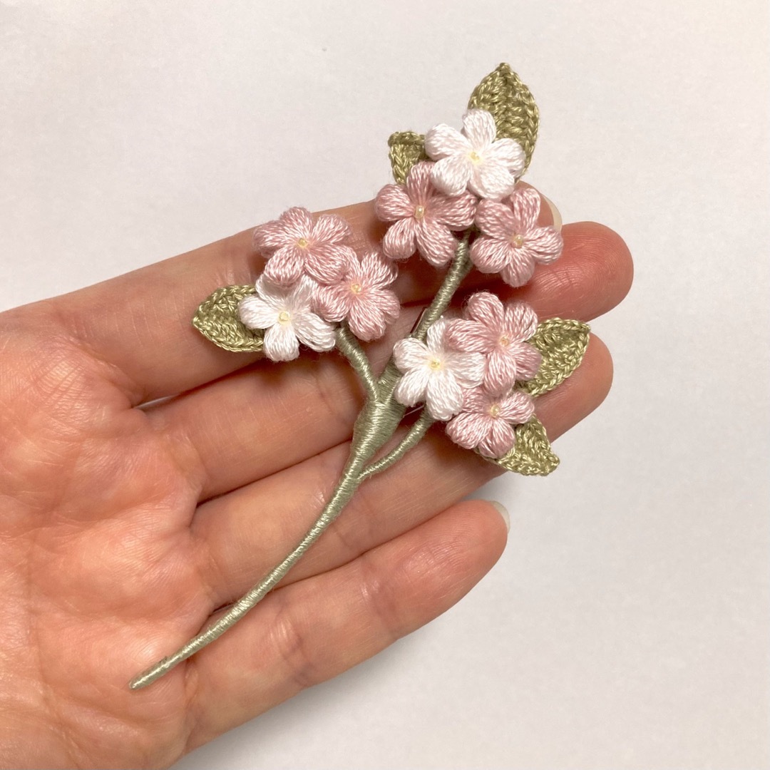 桜ピンクのお花のブローチ ハンドメイドのアクセサリー(コサージュ/ブローチ)の商品写真