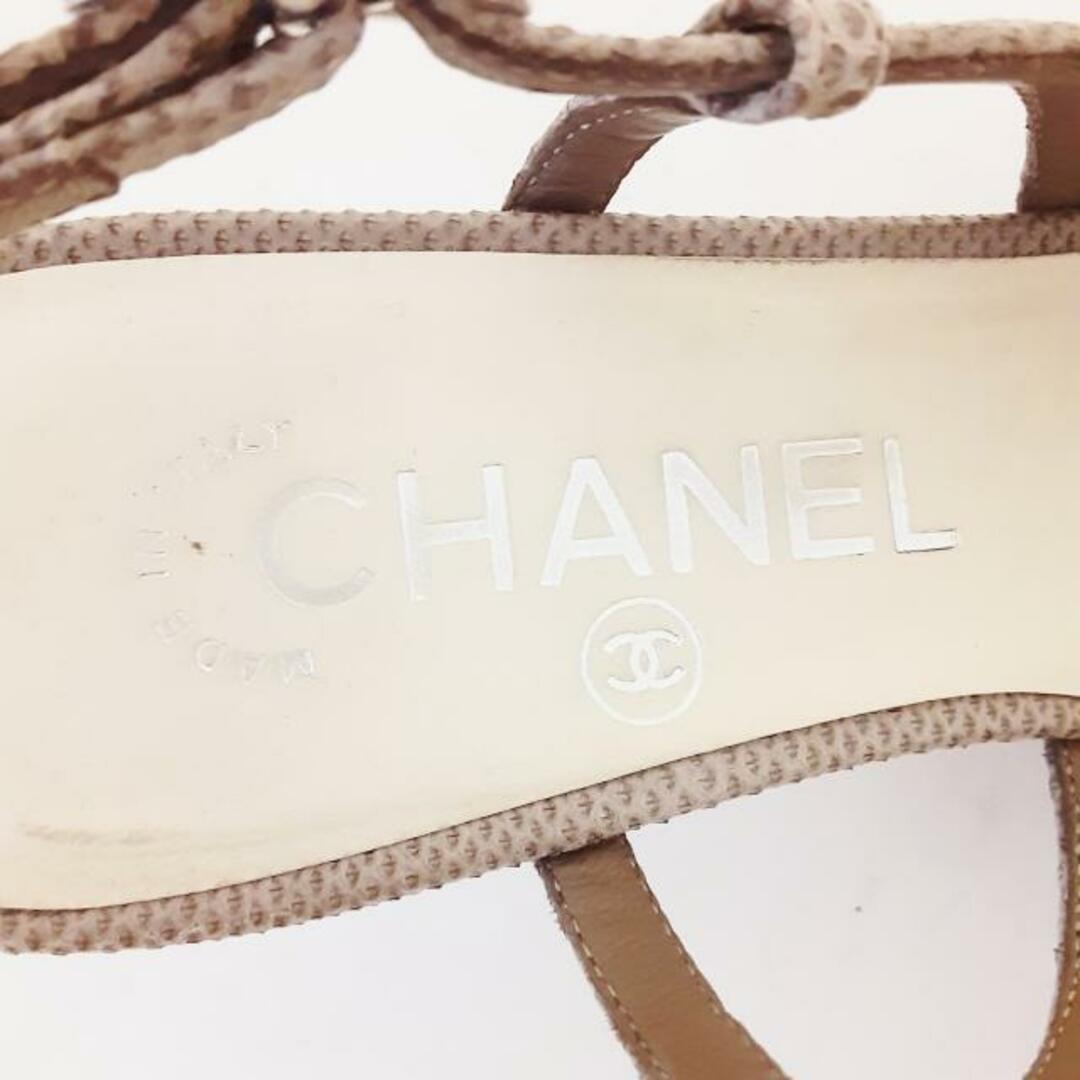 CHANEL(シャネル)のCHANEL(シャネル) サンダル 37 C レディース - G27377 グレー×黒 アウトソール張替済 リザード×レザー レディースの靴/シューズ(サンダル)の商品写真