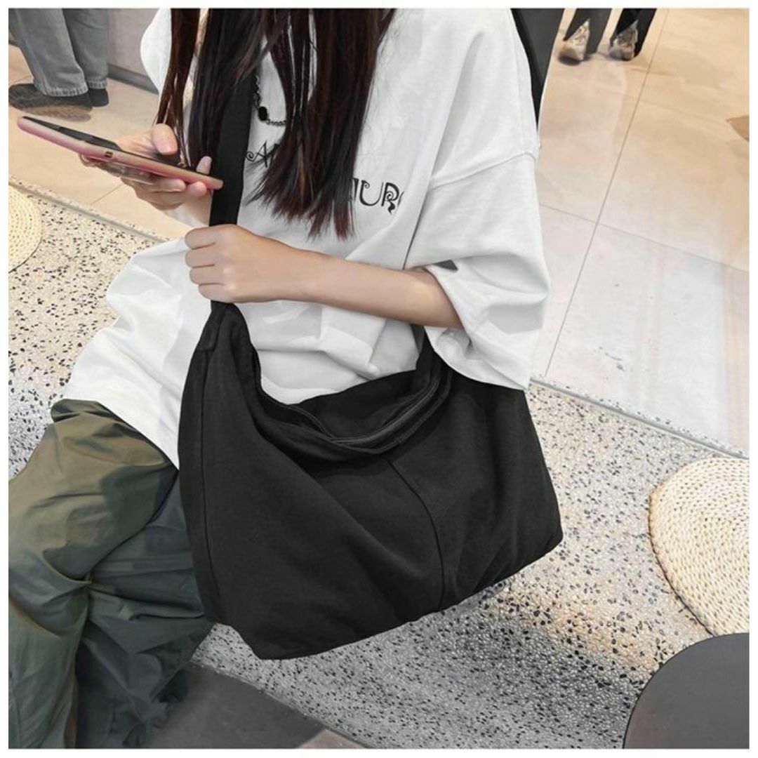 ニュースペーパーバッグ　メッセンジャーバッグ　バック　A4すっぽり ブラック　布 メンズのバッグ(ショルダーバッグ)の商品写真