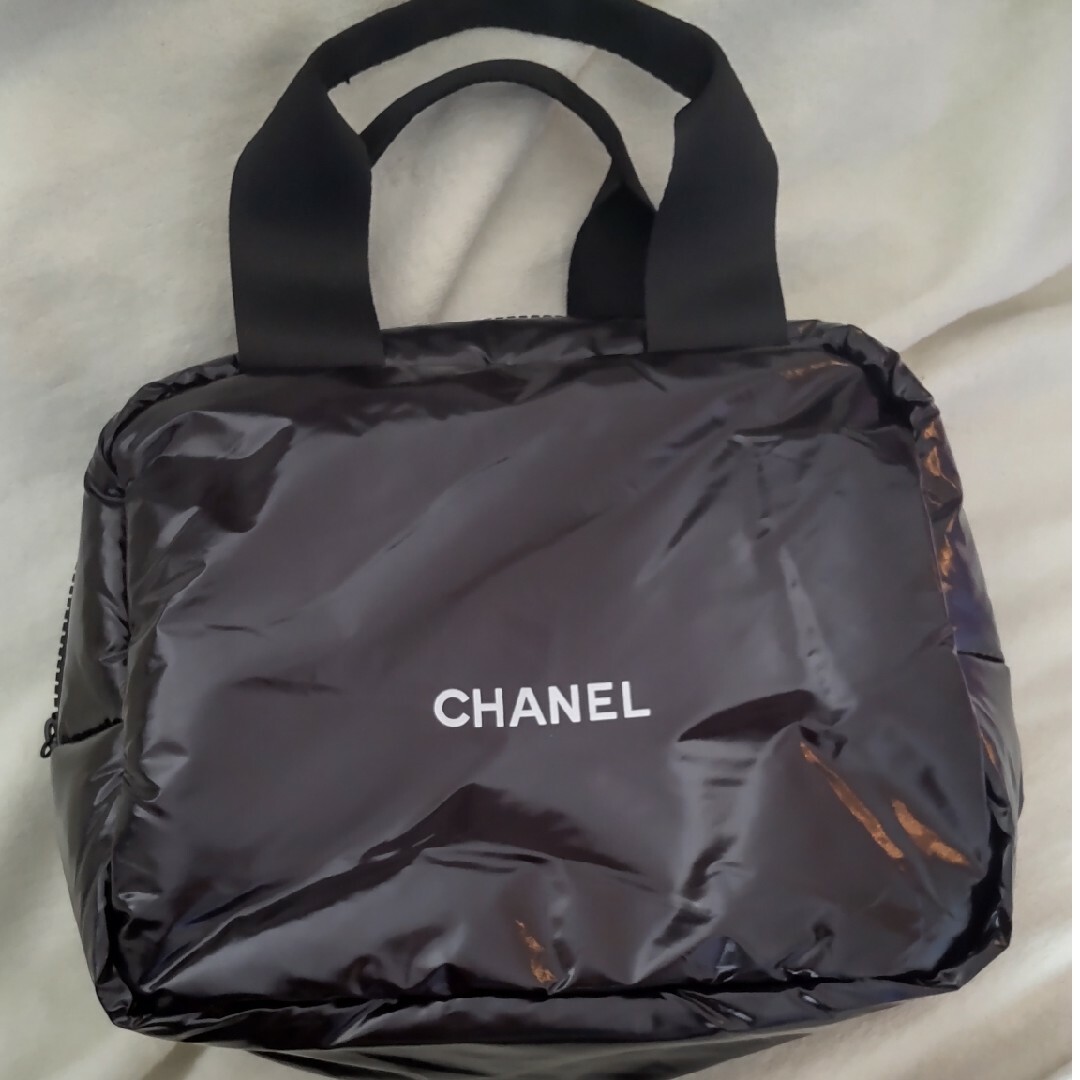 CHANEL(シャネル)のCHANEL コスメバック（ポーチ）黒 　エナメルタイプ レディースのファッション小物(ポーチ)の商品写真