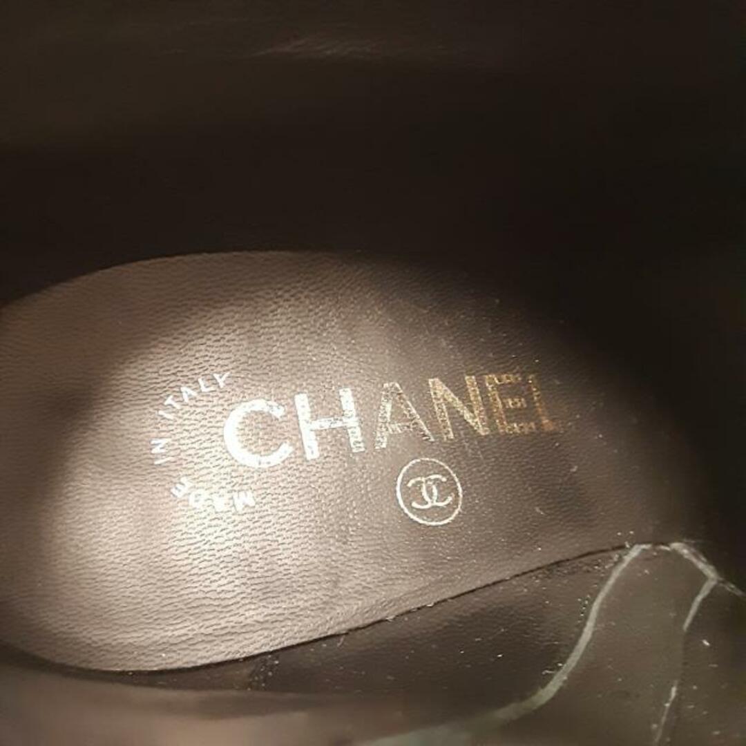 CHANEL(シャネル)のCHANEL(シャネル) ブーティ 37 1/2 C レディース - G30534 黒×アイボリー パール/ゴールド金具/ココマーク レザー レディースの靴/シューズ(ブーティ)の商品写真