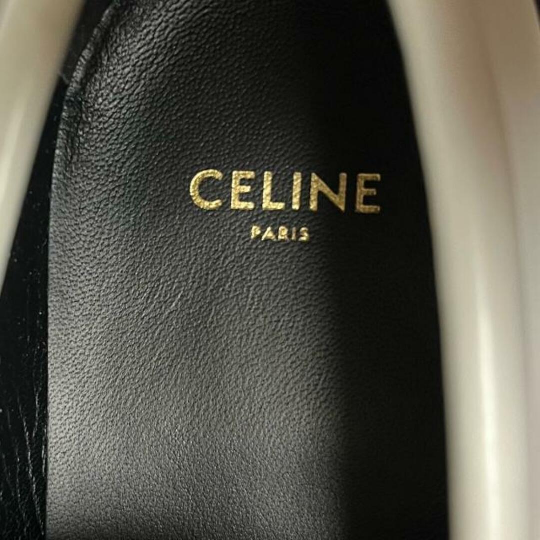 celine(セリーヌ)のCELINE(セリーヌ) ローファー 38 レディース美品  - 白 ポリッシュドブル/トリオンフチェーン/マーガレット ローファー レザー レディースの靴/シューズ(ローファー/革靴)の商品写真