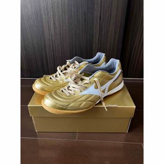 ミズノ(MIZUNO)のミズノ　モレリア  トレーニングシューズ　27cm  ゴールド　金色(シューズ)