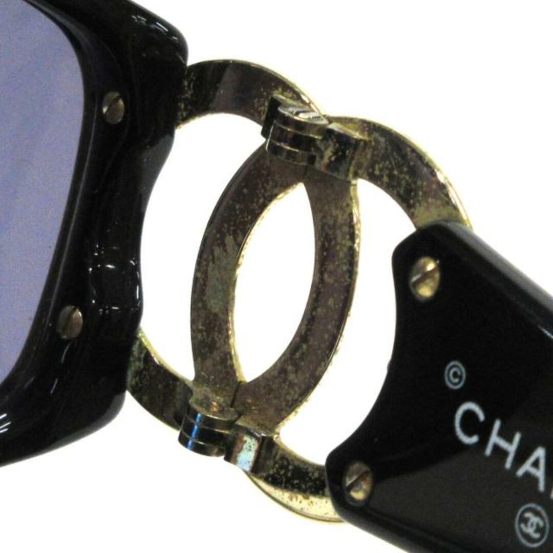 CHANEL(シャネル)のCHANEL(シャネル) サングラス 02461 94305 黒×ゴールド ココマーク プラスチック×金属素材 レディースのファッション小物(サングラス/メガネ)の商品写真