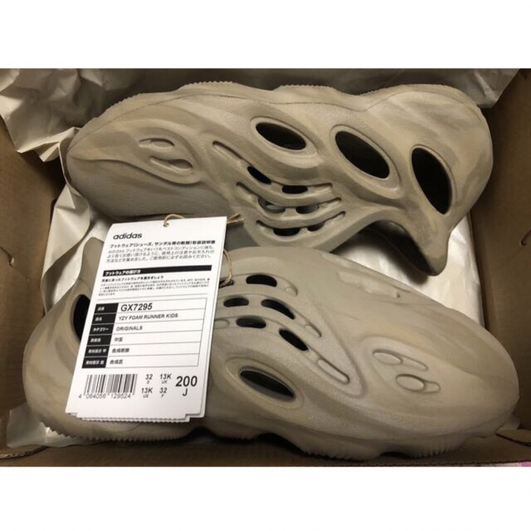 YEEZY（adidas）(イージー)の【20cm】KIDS YEEZY Foam Runner Stone Sage キッズ/ベビー/マタニティのキッズ靴/シューズ(15cm~)(サンダル)の商品写真