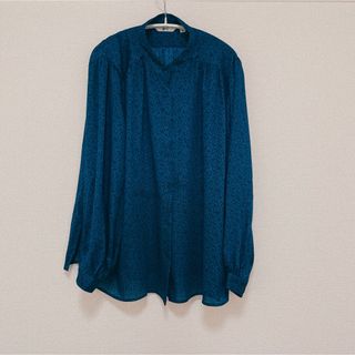 ユニクロ(UNIQLO)のユニクロシー　ボリュームスリーブプリントブラウス　ブルー(シャツ/ブラウス(長袖/七分))