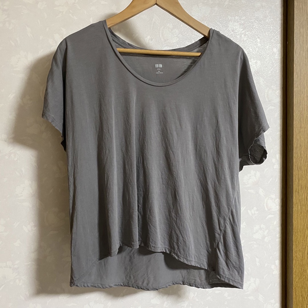 UNIQLO ユニクロ 薄手Tシャツ　カットソー グレー レディースのトップス(Tシャツ(半袖/袖なし))の商品写真