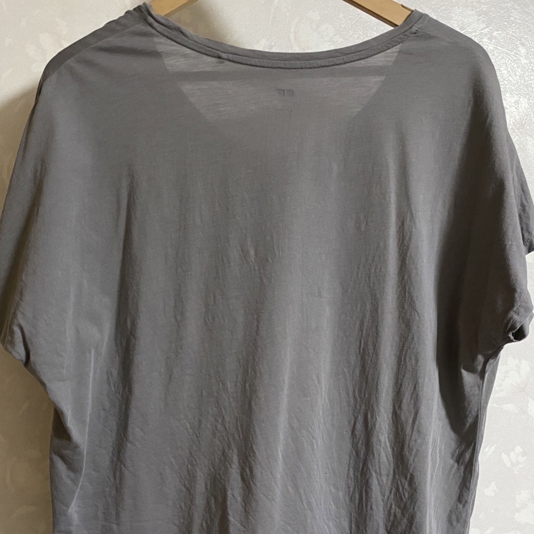 UNIQLO ユニクロ 薄手Tシャツ　カットソー グレー レディースのトップス(Tシャツ(半袖/袖なし))の商品写真