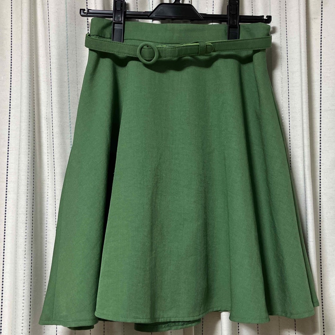 ViS(ヴィス)のベルト付きスカート フレアスカート グリーン ひざ丈 レディースのスカート(ひざ丈スカート)の商品写真