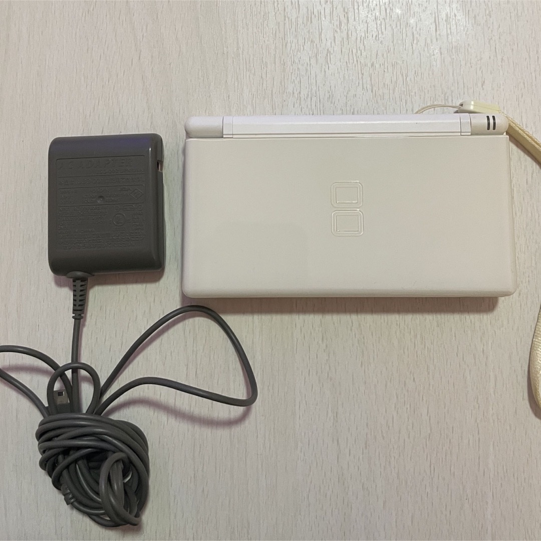 任天堂(ニンテンドウ)のニンテンドー DS Light 充電器付き エンタメ/ホビーのゲームソフト/ゲーム機本体(携帯用ゲーム機本体)の商品写真