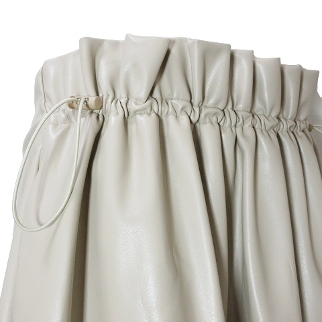 パシオーネ 美品 フェイクレザー スカート ひざ丈 フレア 38 ベージュ レディースのスカート(ひざ丈スカート)の商品写真