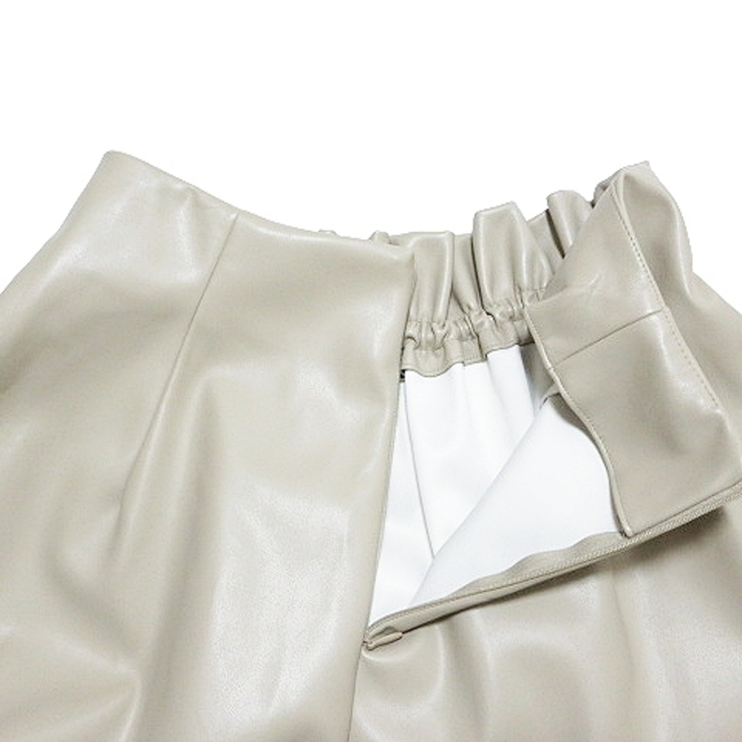 パシオーネ 美品 フェイクレザー スカート ひざ丈 フレア 38 ベージュ レディースのスカート(ひざ丈スカート)の商品写真