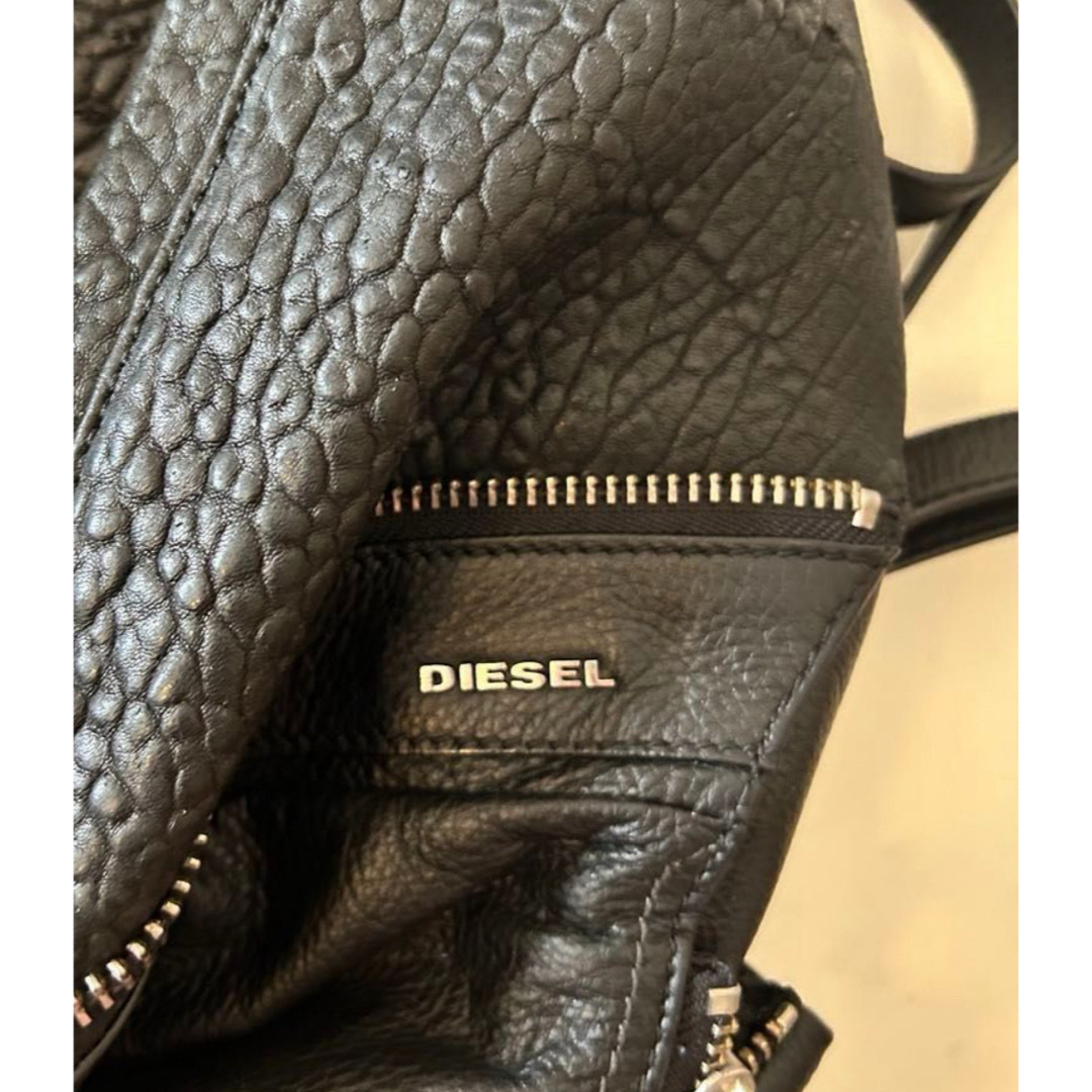 DIESEL(ディーゼル)のdieselシュリンクレザー デイパック ユニセックス  レディースのバッグ(リュック/バックパック)の商品写真