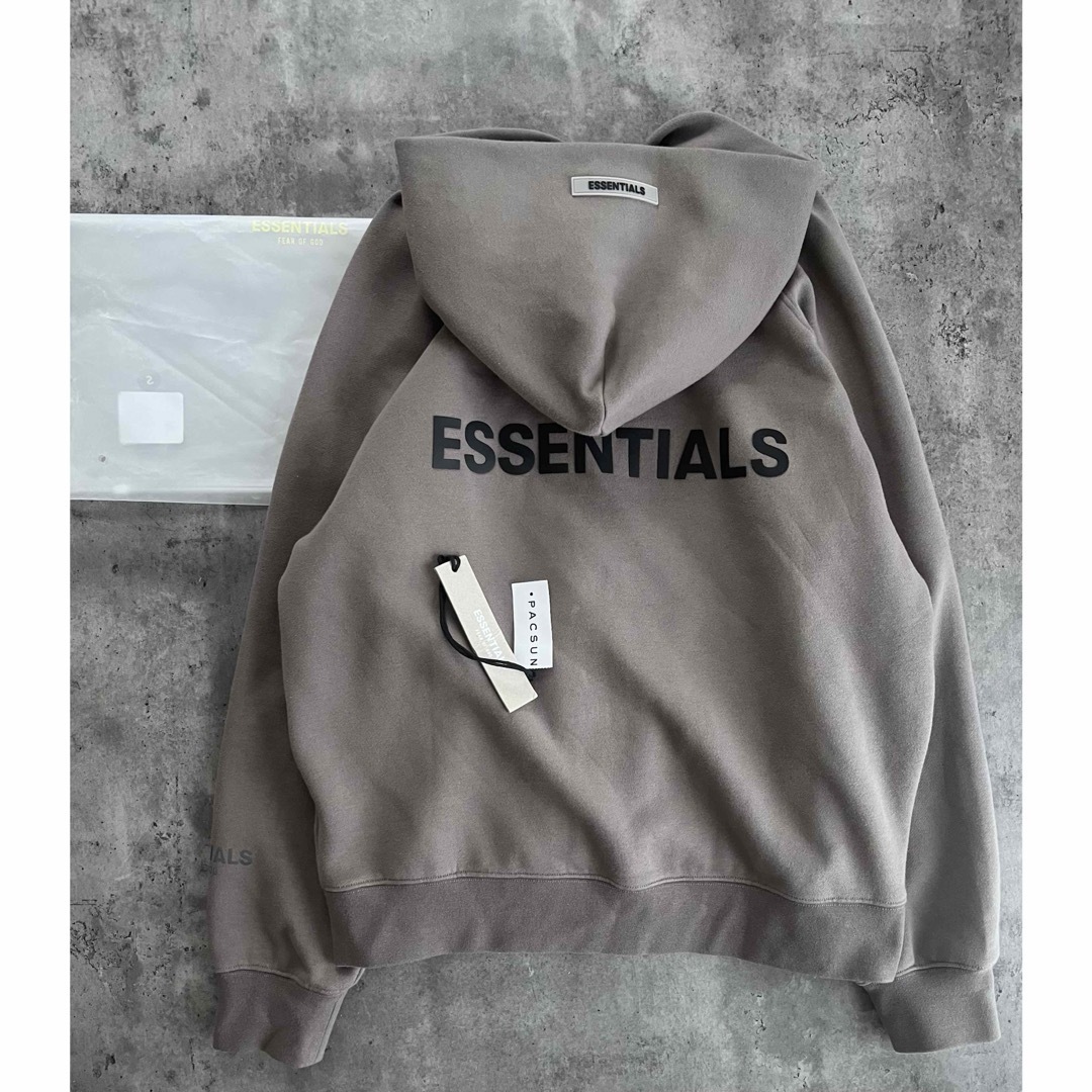 FEAR OF GOD(フィアオブゴッド)のESSENTIALSエッセンシャルズ バックロゴ ジップ パーカー チャコール メンズのトップス(パーカー)の商品写真