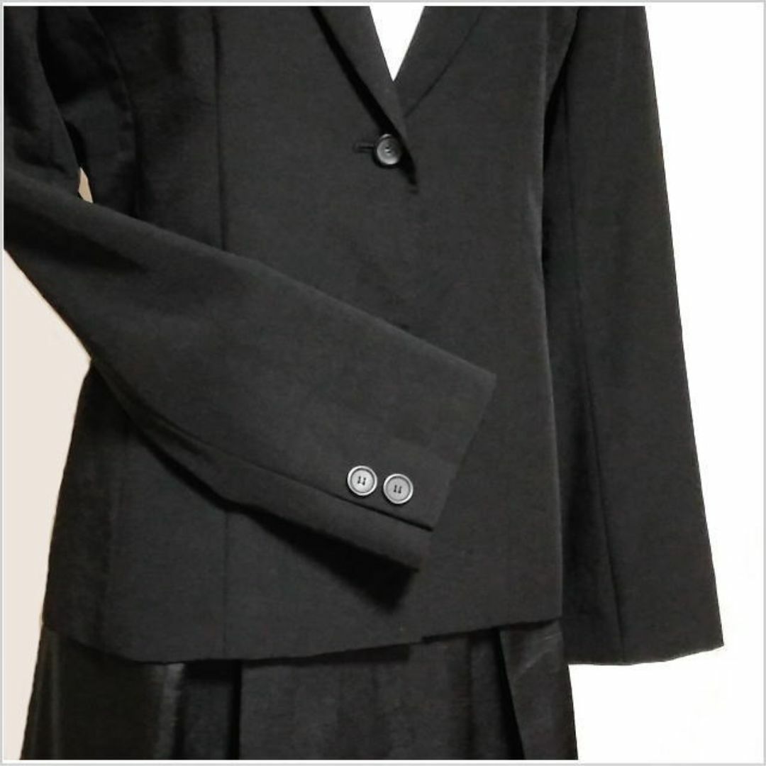 UNTITLED(アンタイトル)の［UNTITLED］黒シングルボタンジャケット 微光沢 冠婚葬祭 卒業式 9 レディースのジャケット/アウター(テーラードジャケット)の商品写真
