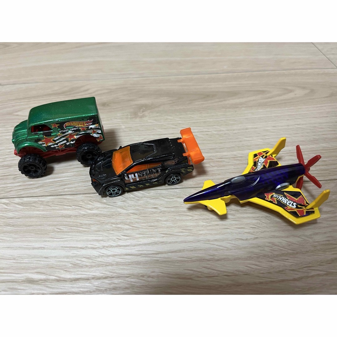 ホットウィール(ホットウィール)のHot Wheels ホットウィール　3体セット　ミニカー　ミニ飛行機 エンタメ/ホビーのおもちゃ/ぬいぐるみ(ミニカー)の商品写真