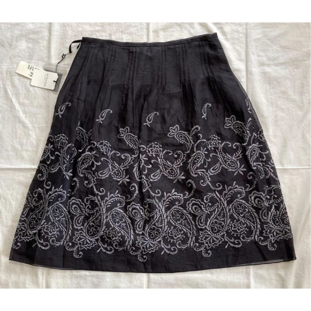 レア　新品未使用　タグ付き　エプタモーダ　marute 　スカート　刺繍　柄　黒 レディースのスカート(ひざ丈スカート)の商品写真