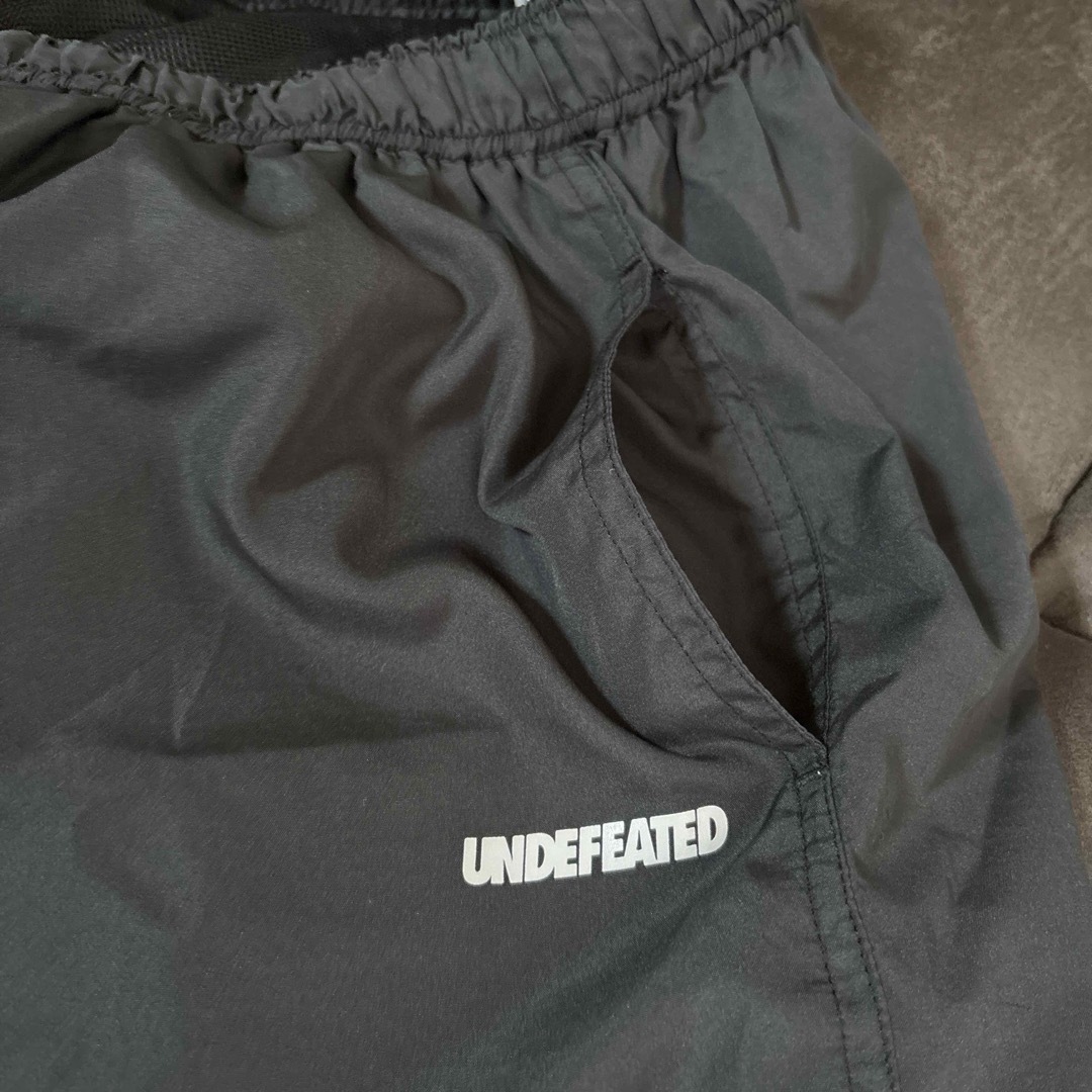 UNDEFEATED(アンディフィーテッド)のハーフパンツ　ショートパンツ　BLK レディースのパンツ(ハーフパンツ)の商品写真