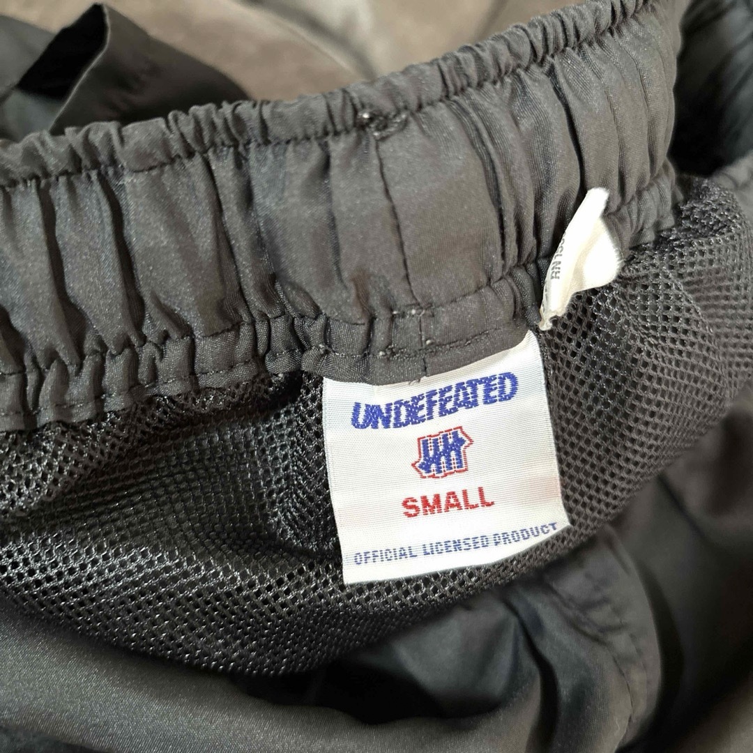 UNDEFEATED(アンディフィーテッド)のハーフパンツ　ショートパンツ　BLK レディースのパンツ(ハーフパンツ)の商品写真