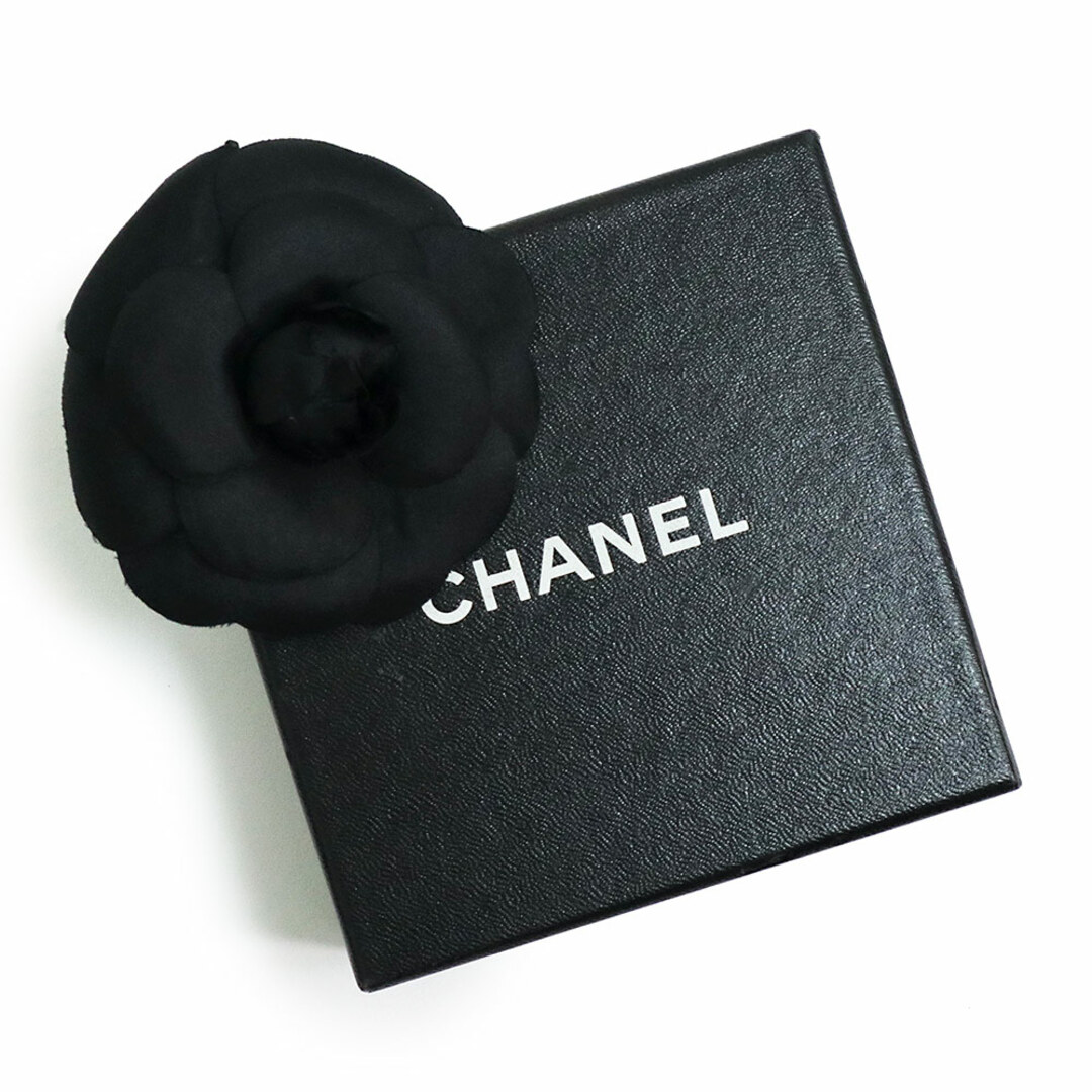 CHANEL(シャネル)のシャネル カメリア モチーフ ブローチ ナイロン ブラック 黒 シルバー金具 箱付 CHANEL（未使用保管品） レディースのアクセサリー(ブローチ/コサージュ)の商品写真