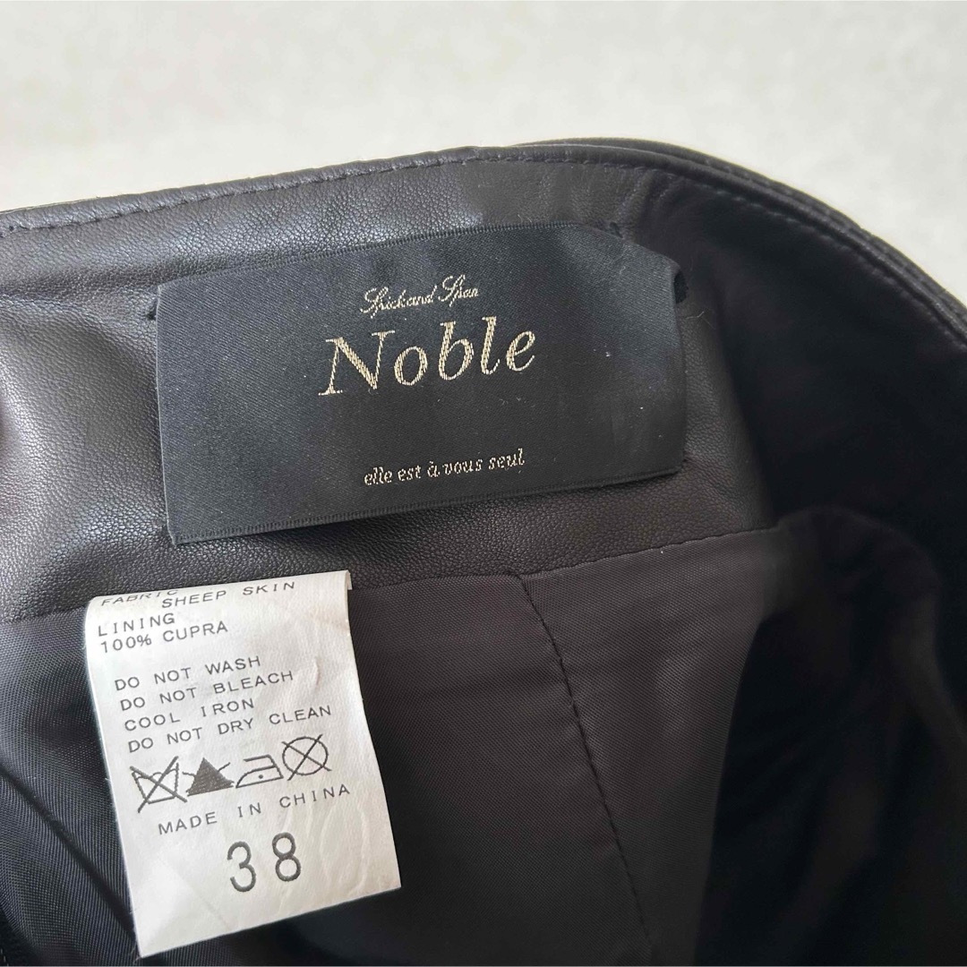 Noble(ノーブル)のノーブル ラムレザー タイトスカート 38 ブラック Noble レディースのスカート(ひざ丈スカート)の商品写真