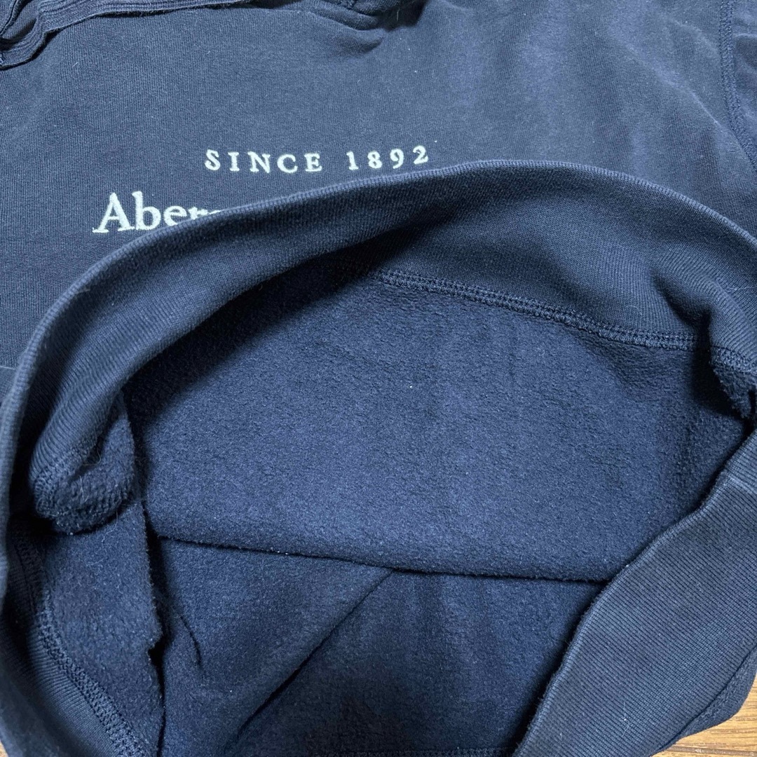 Abercrombie&Fitch(アバクロンビーアンドフィッチ)のアバクロ　フード付きパーカ　ネイビー　紺 レディースのトップス(パーカー)の商品写真