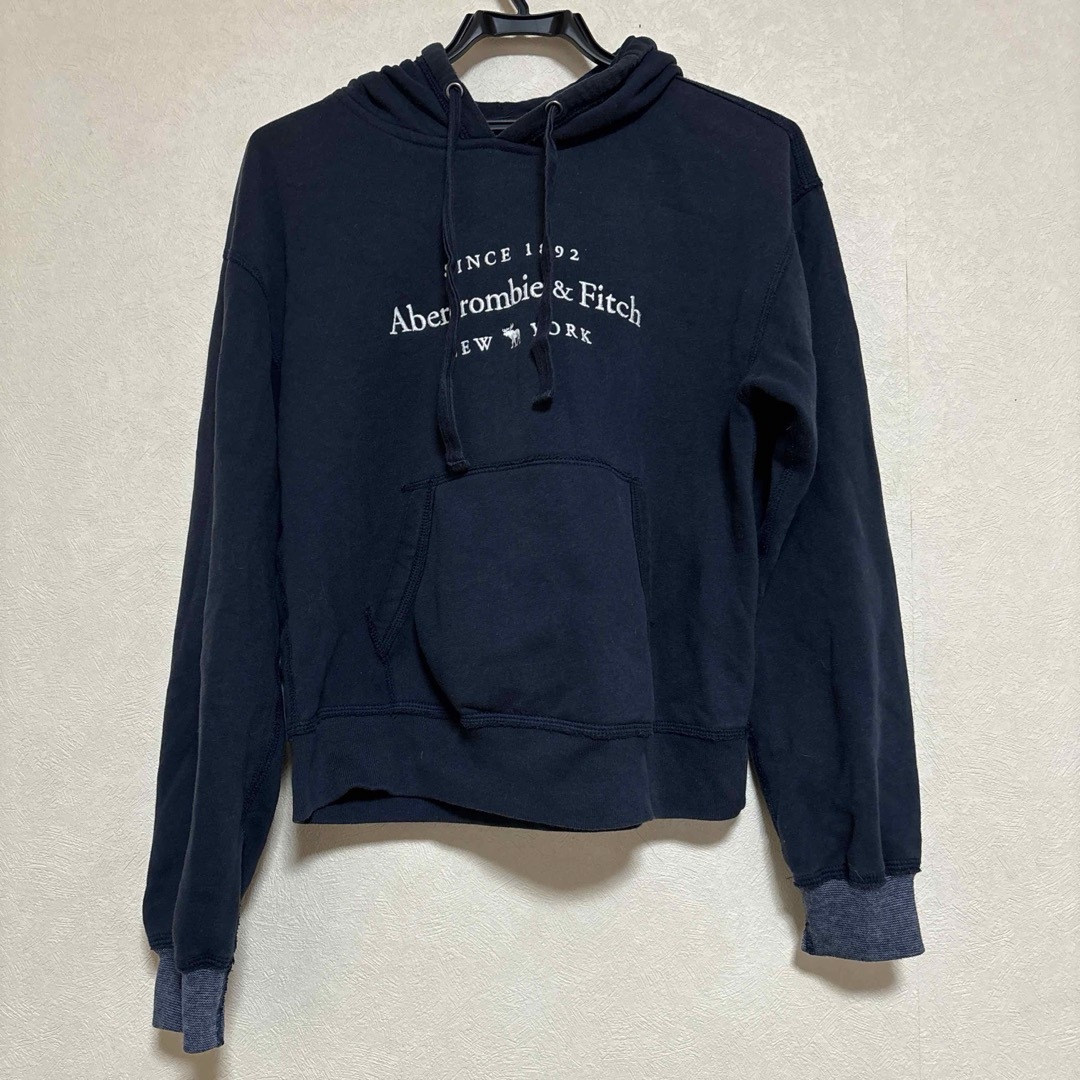 Abercrombie&Fitch(アバクロンビーアンドフィッチ)のアバクロ　フード付きパーカ　ネイビー　紺 レディースのトップス(パーカー)の商品写真