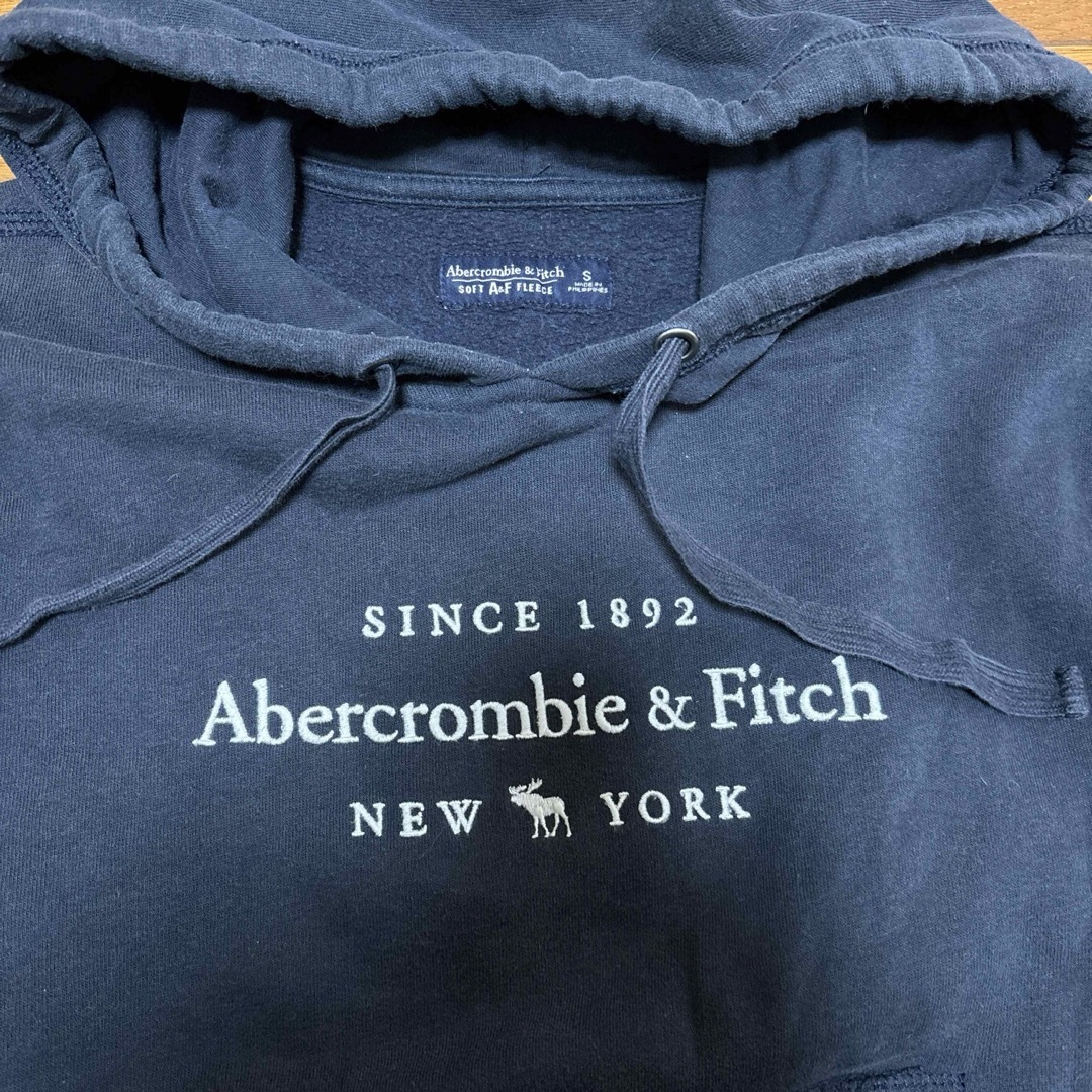 Abercrombie&Fitch(アバクロンビーアンドフィッチ)のアバクロ　フード付きパーカ　ネイビー　紺 レディースのトップス(パーカー)の商品写真